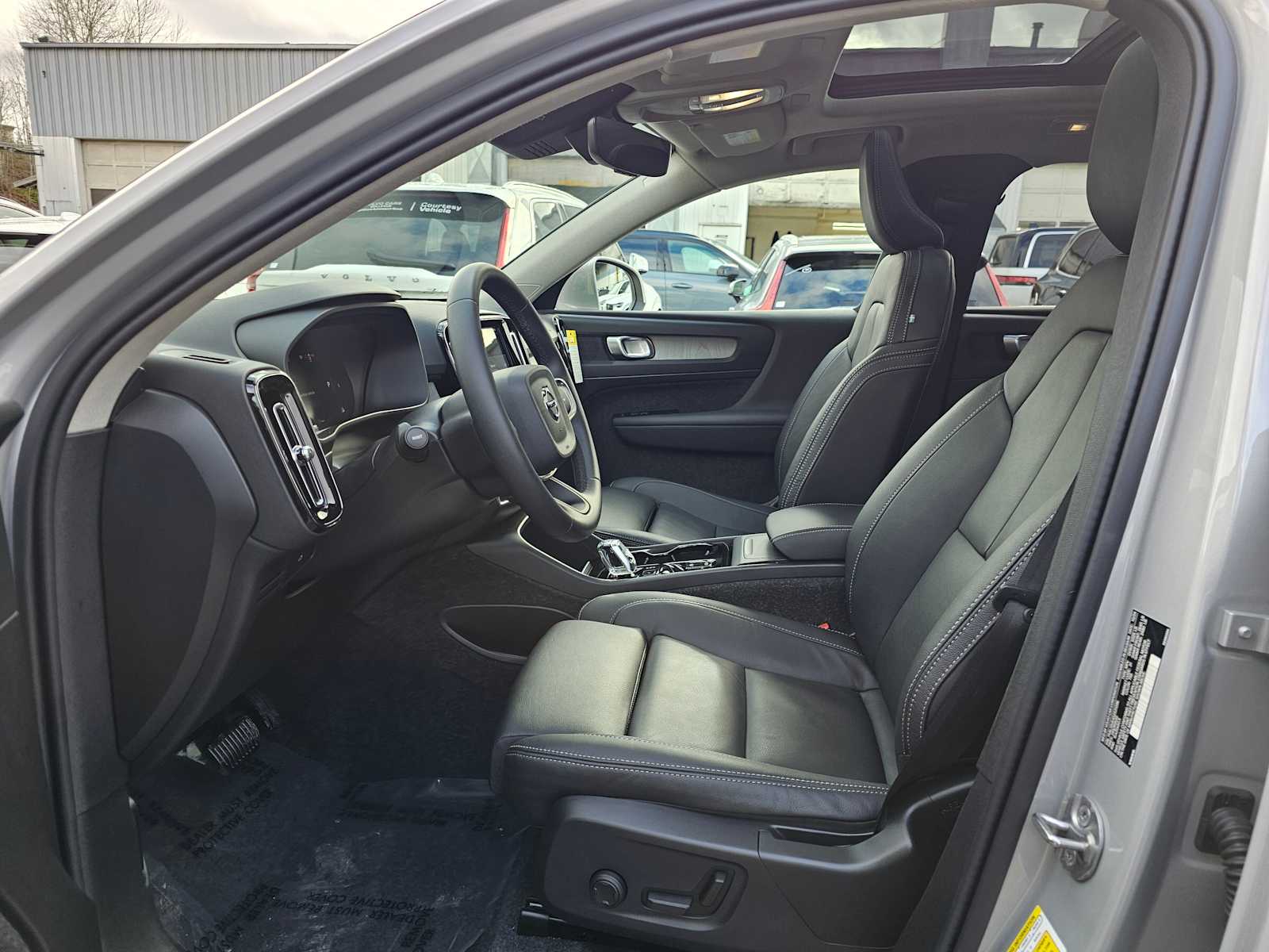 2025 Volvo XC40 Plus - Photo 27