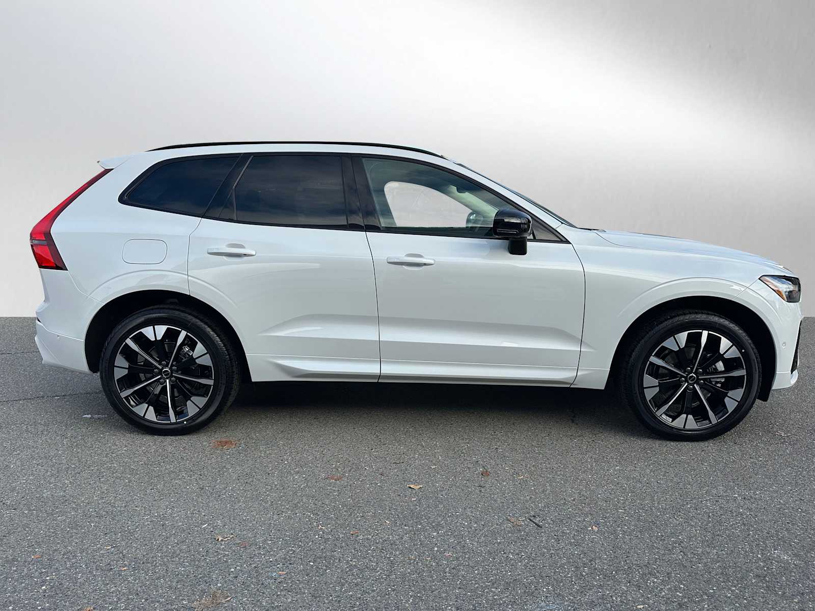 2026 Volvo XC60 B5 Plus photo 2