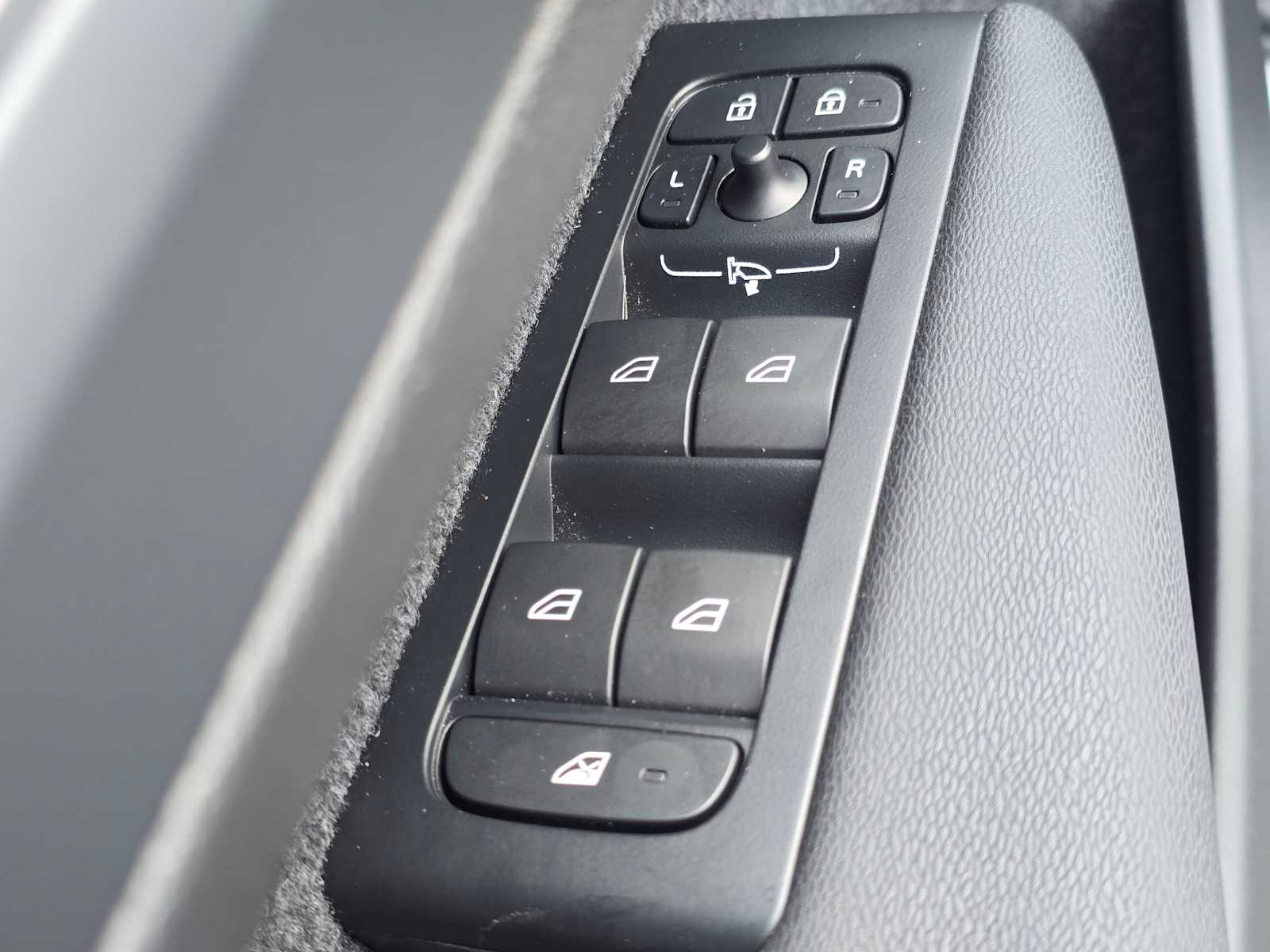 2026 Volvo XC40 Core - Photo 21