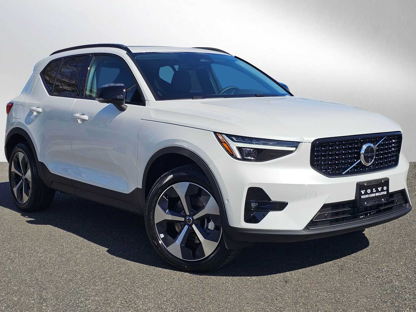 2026 Volvo XC40 B5 Plus Dark AWD's photo