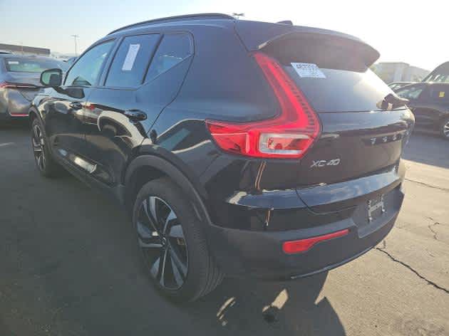2025 Volvo XC40 Plus photo 2