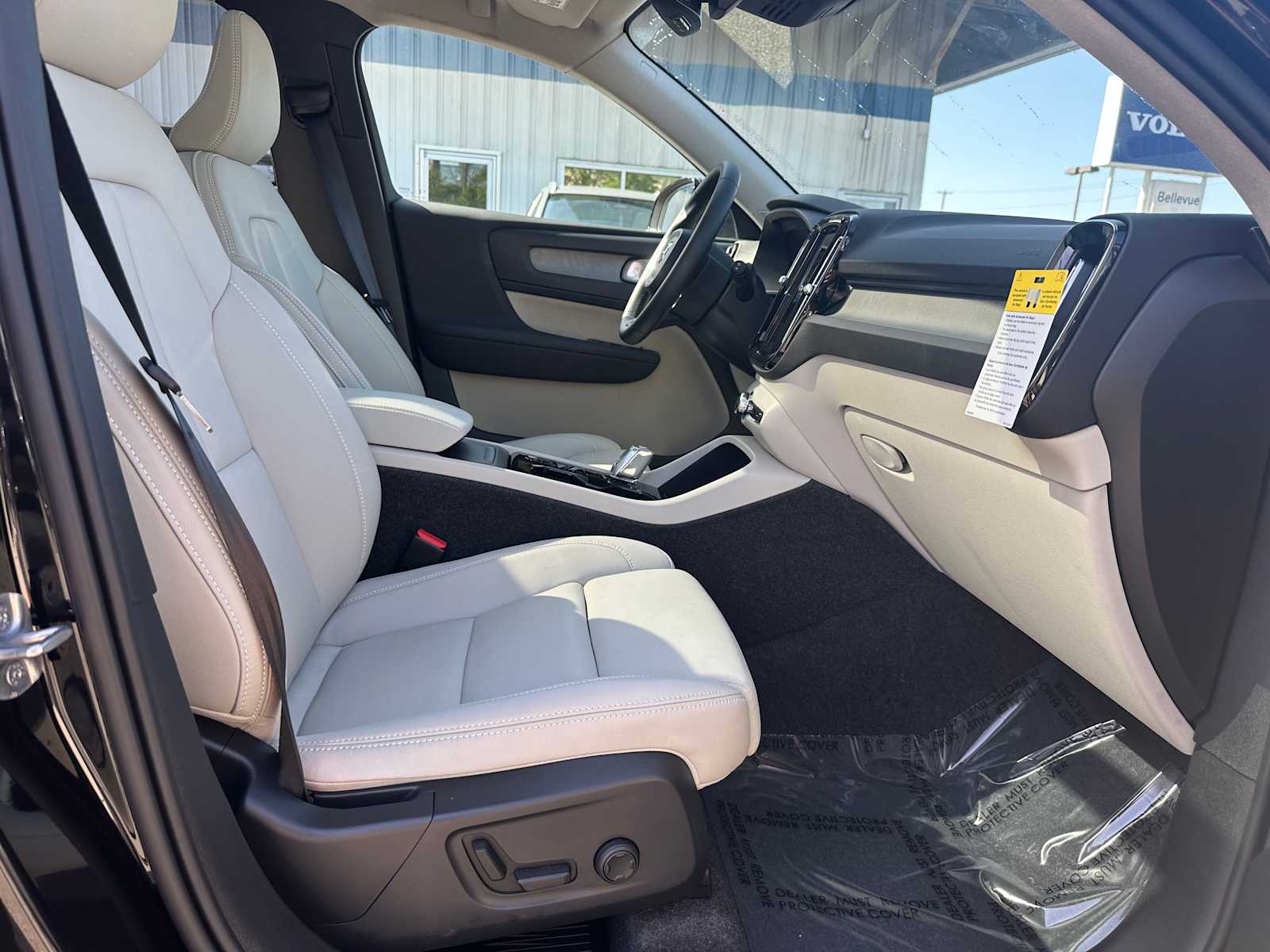 2025 Volvo XC40 Plus - Photo 10