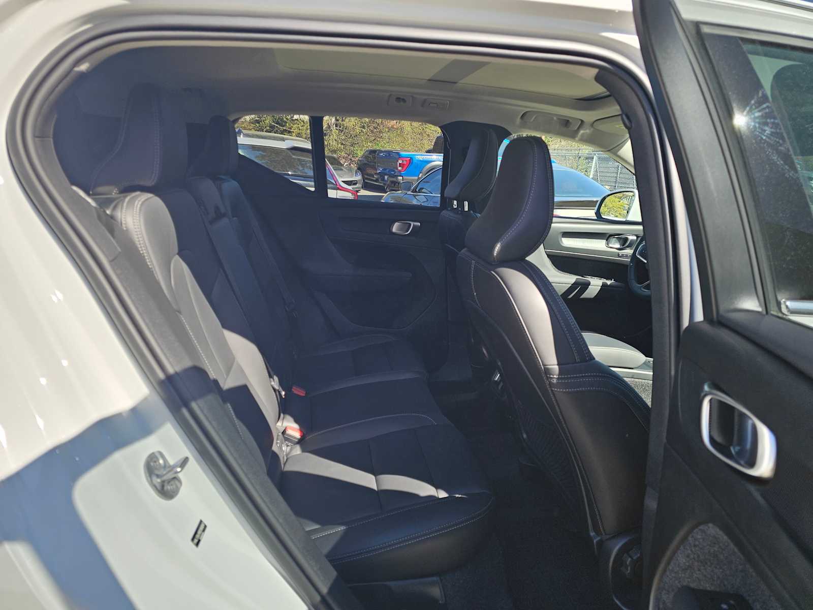 2025 Volvo XC40 Core - Photo 11