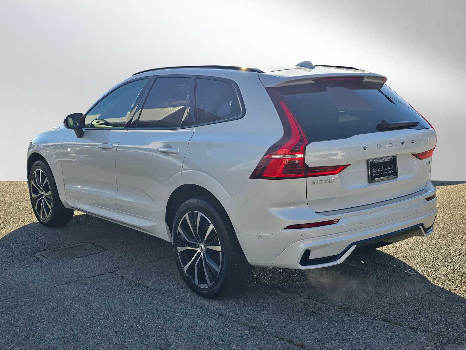 2025 Volvo XC60 B5 Plus photo 3
