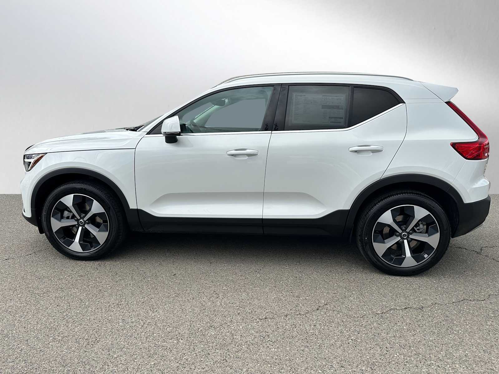 2025 Volvo XC40 Core photo 4