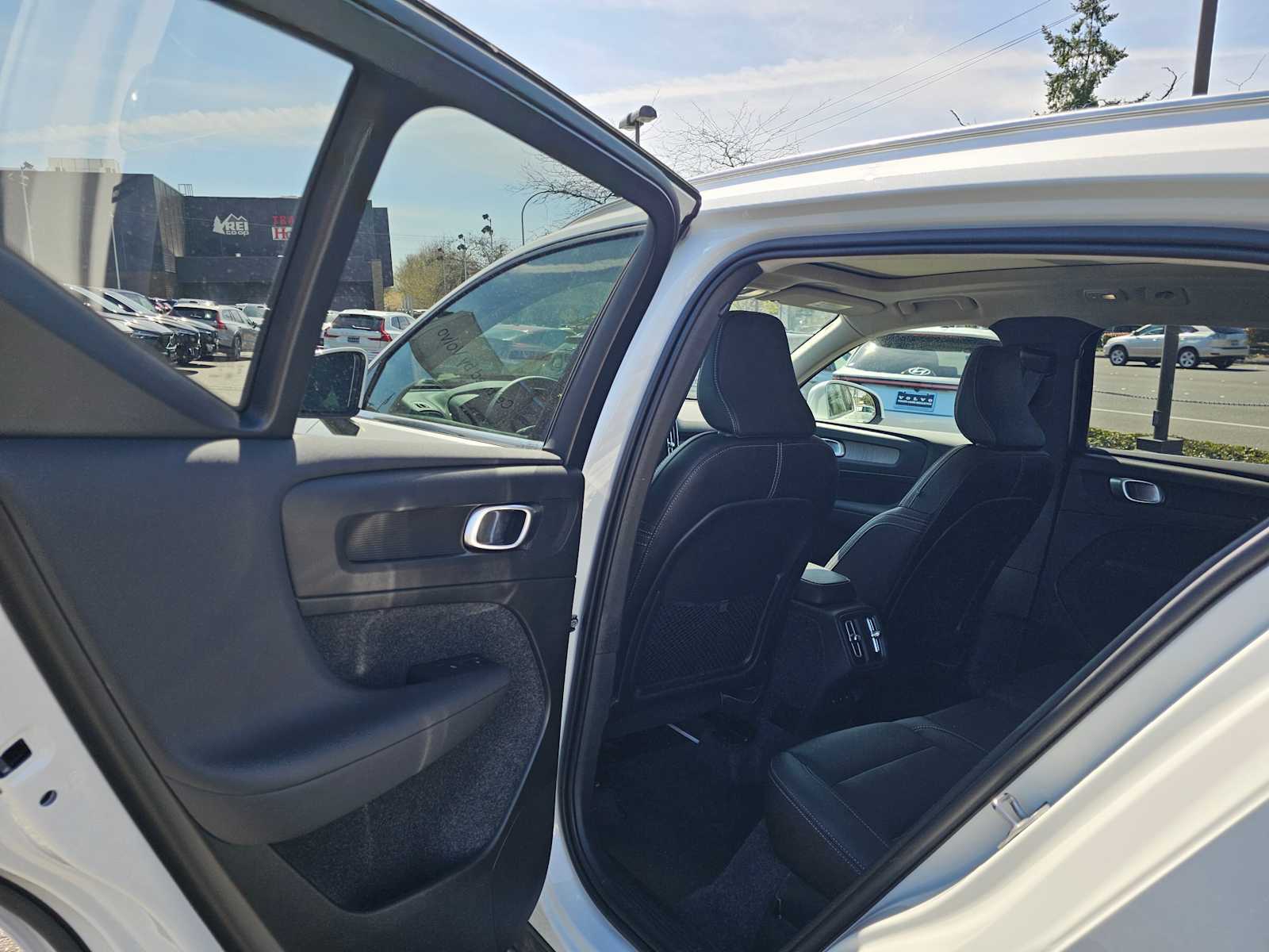 2025 Volvo XC40 Core - Photo 16