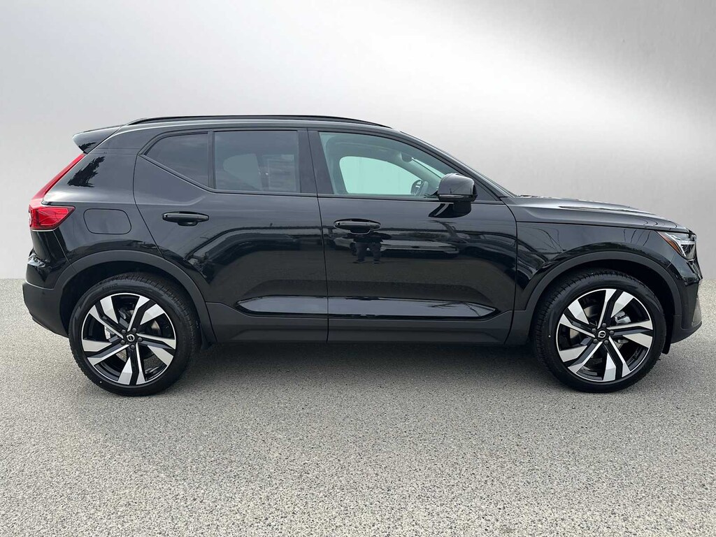 New 2026 Volvo XC40 B5 Ultra SUV