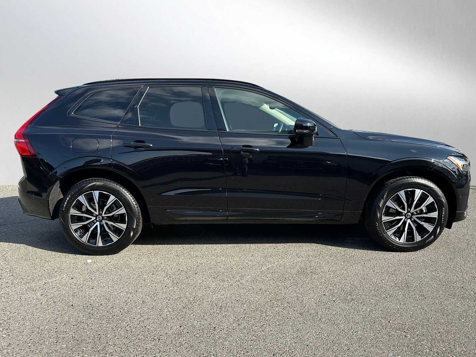 2025 Volvo XC60 B5 Plus photo 2