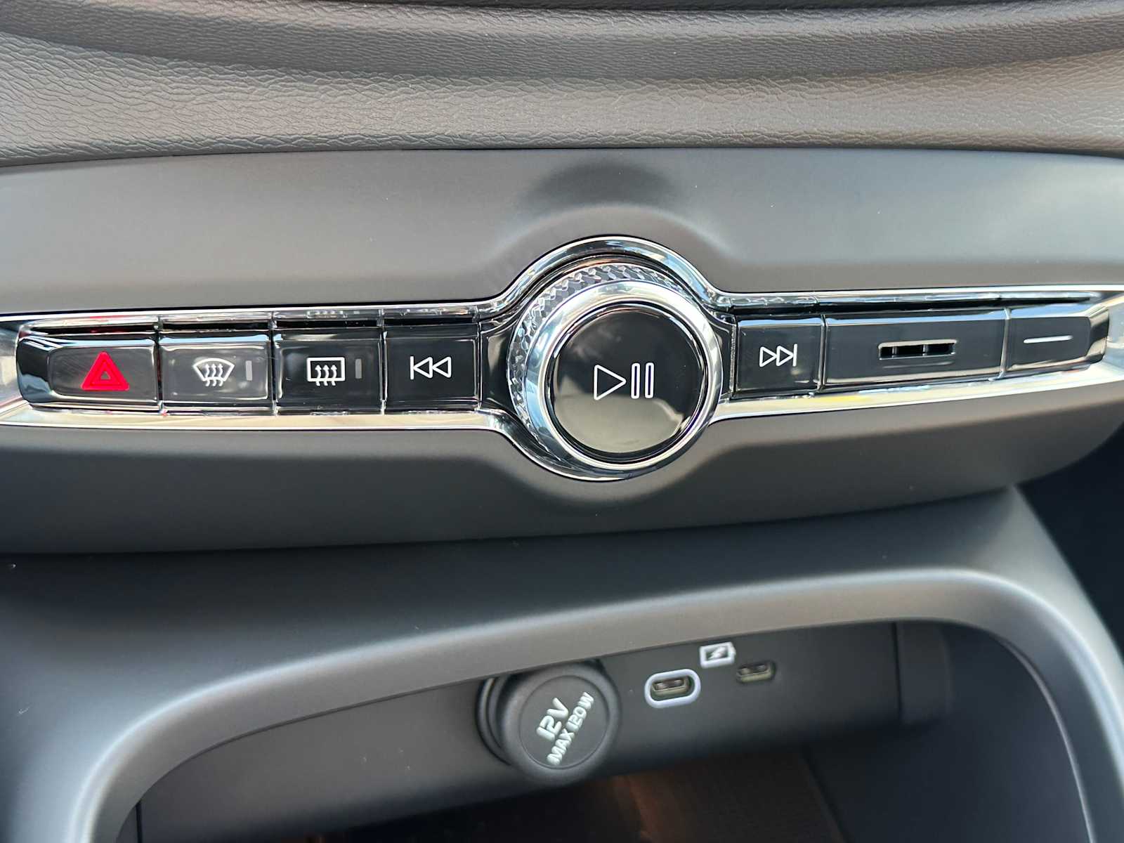 2025 Volvo XC40 Ultra - Photo 28