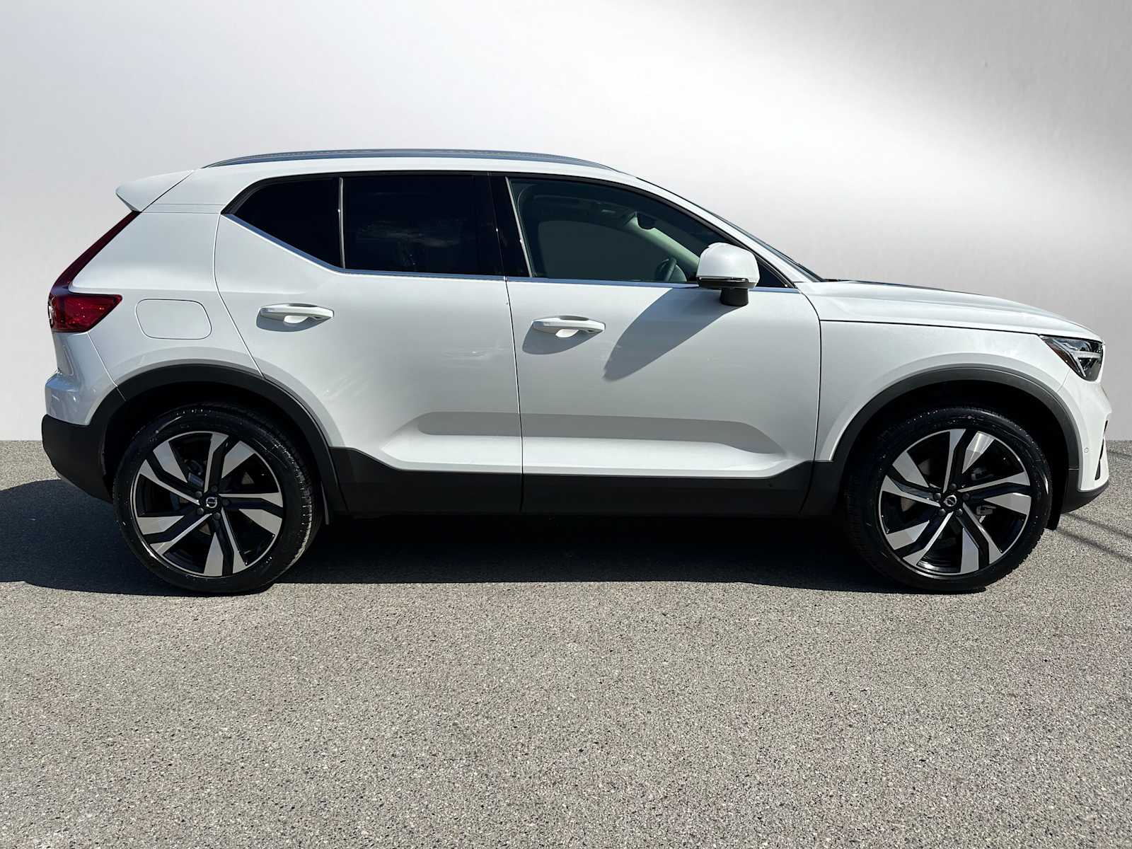 2025 Volvo XC40 photo 2