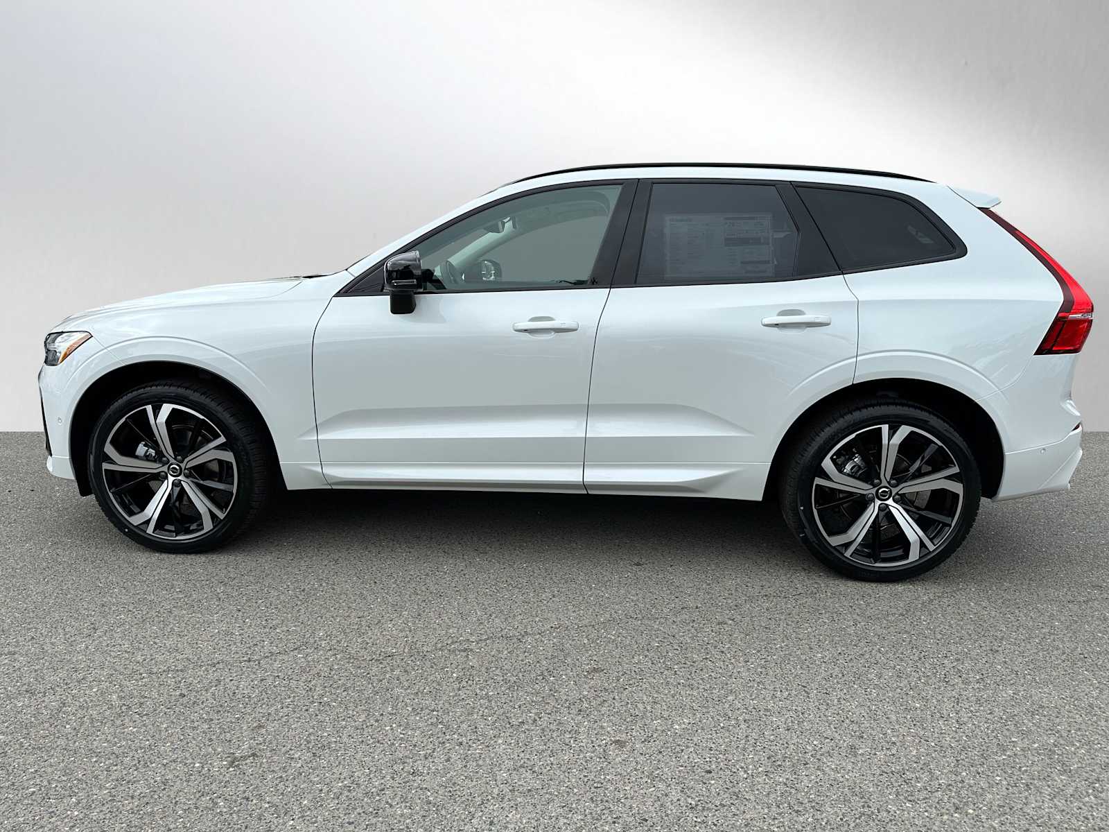 2025 Volvo XC60 B5 photo 4