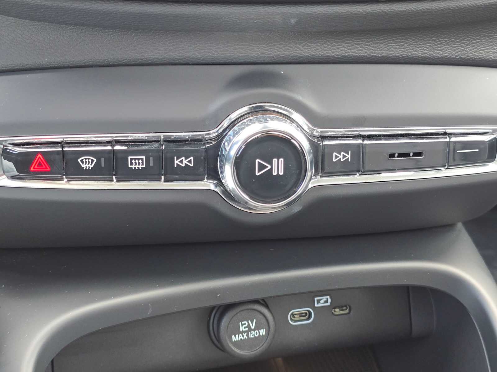 2026 Volvo XC40 Plus - Photo 29