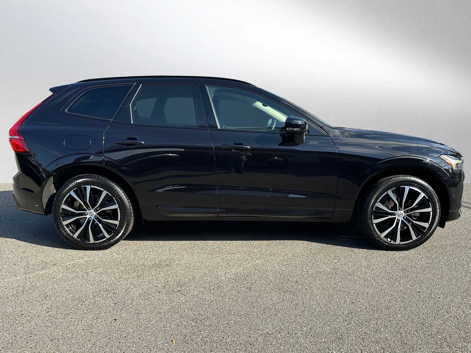 2025 Volvo XC60 B5 Plus photo 2