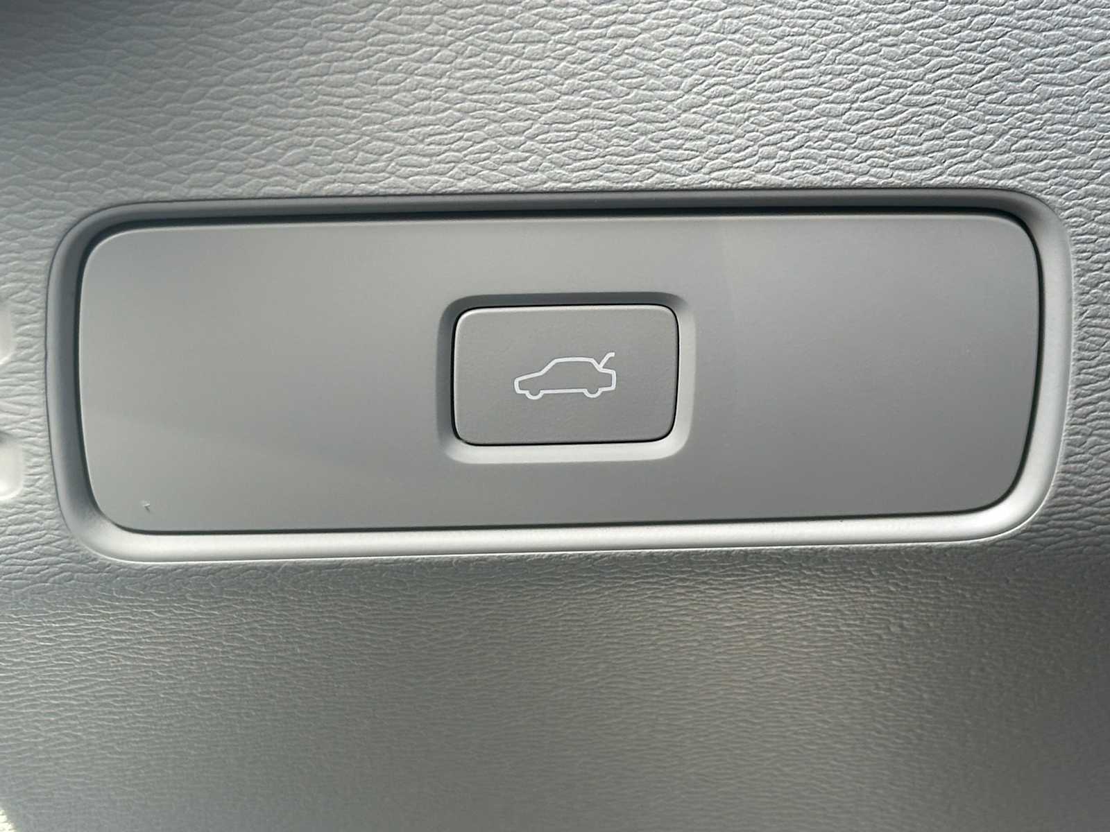 2025 Volvo XC40 Plus - Photo 31