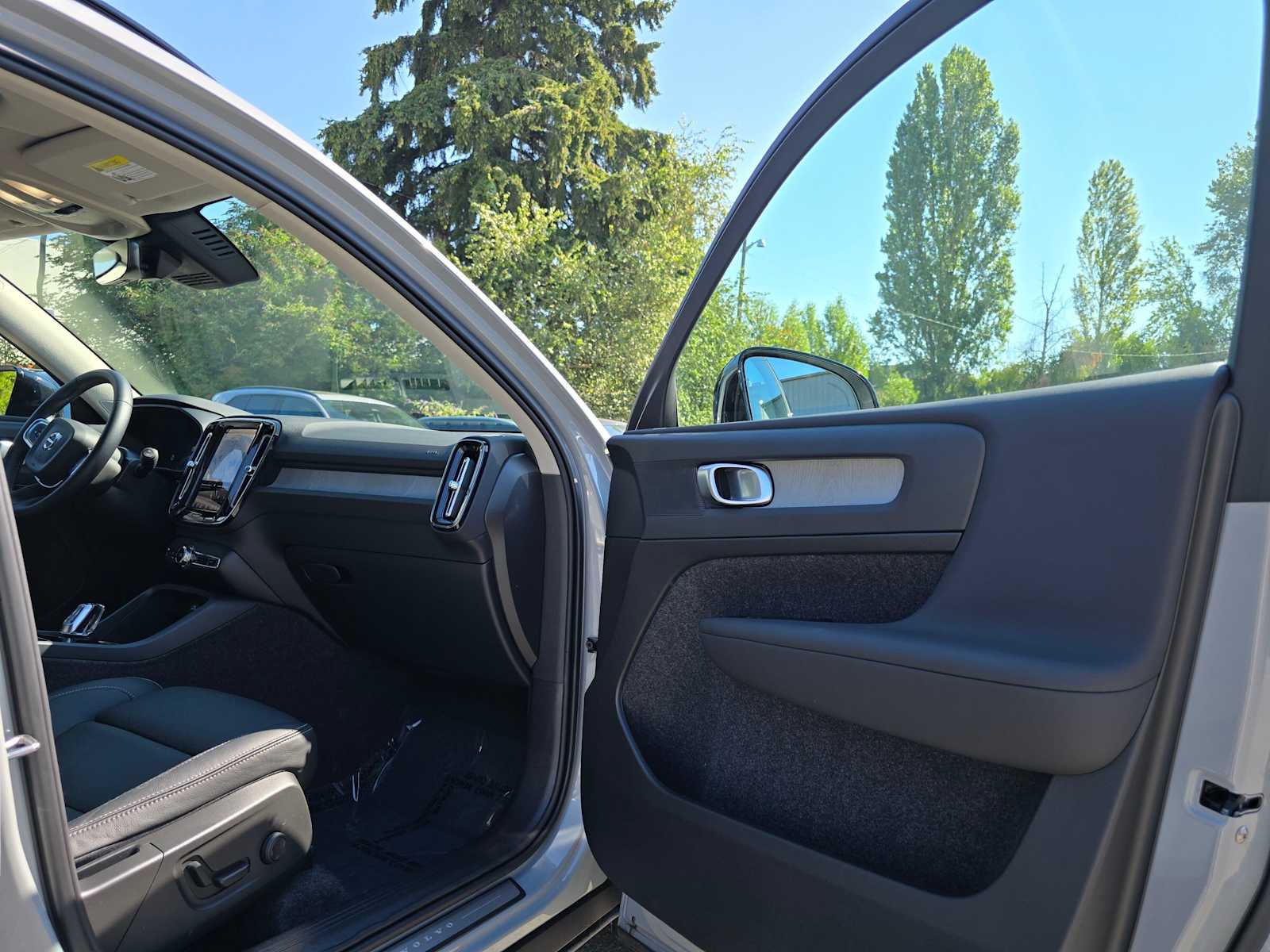 2026 Volvo XC40 Plus - Photo 11