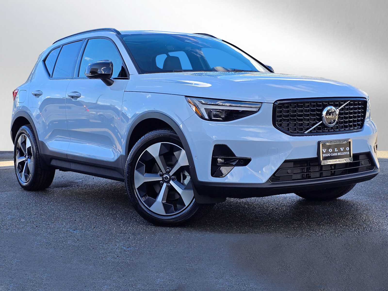2026 Volvo XC40 B5 Plus Dark AWD's photo