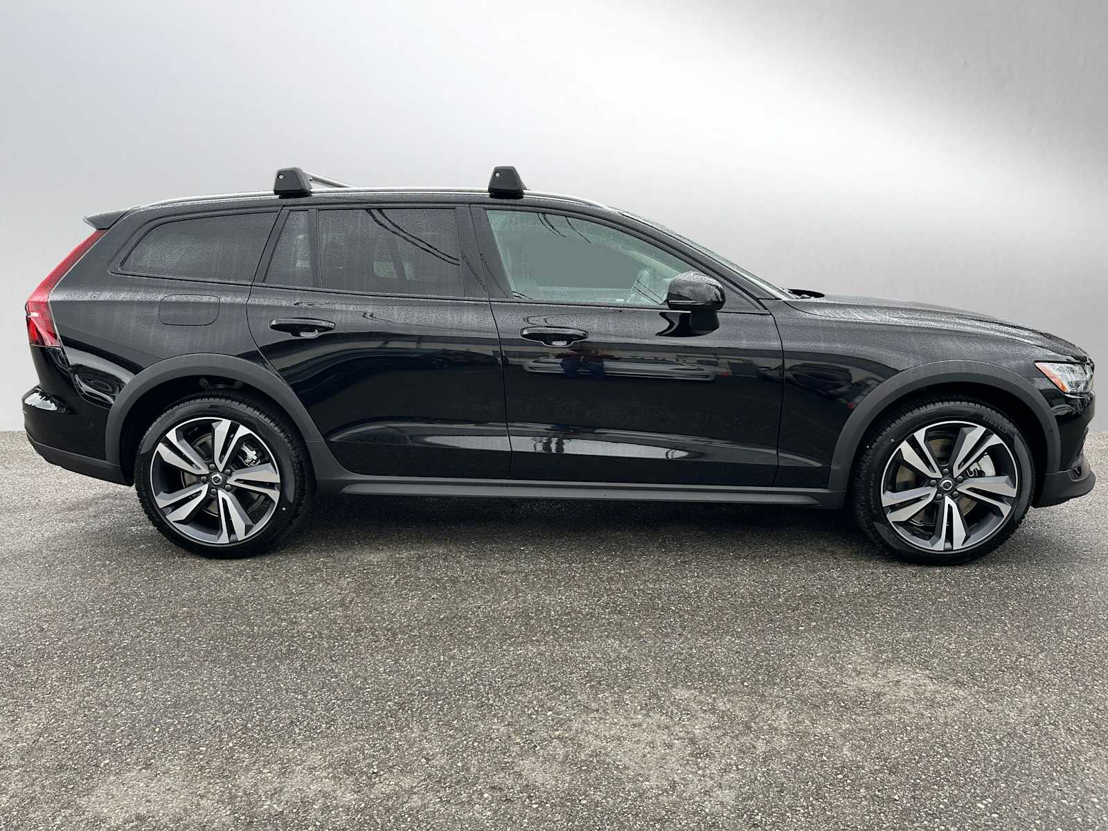 2026 Volvo V60 Cross Country B5 Plus photo 2