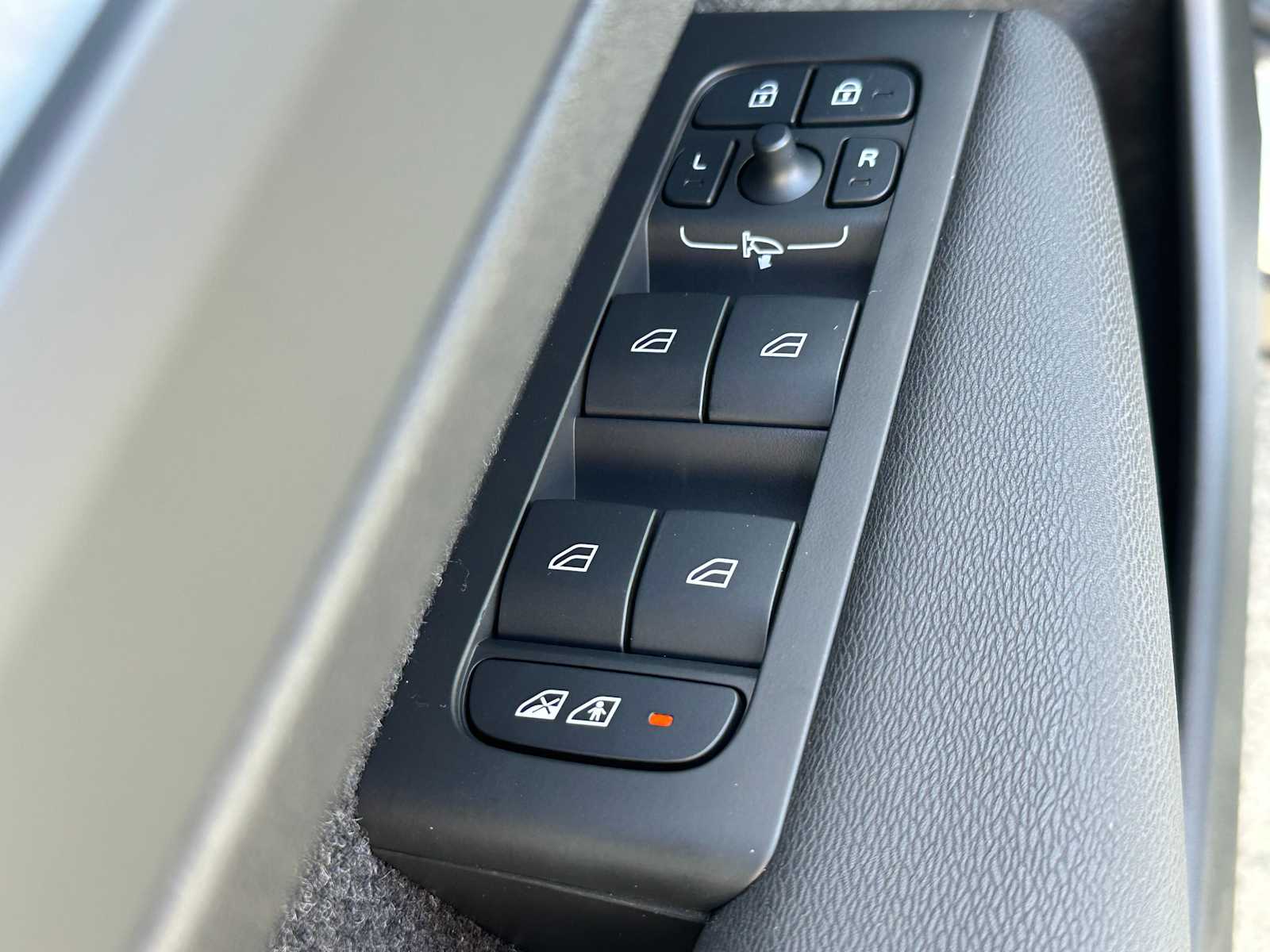 2025 Volvo XC40 Ultra - Photo 21