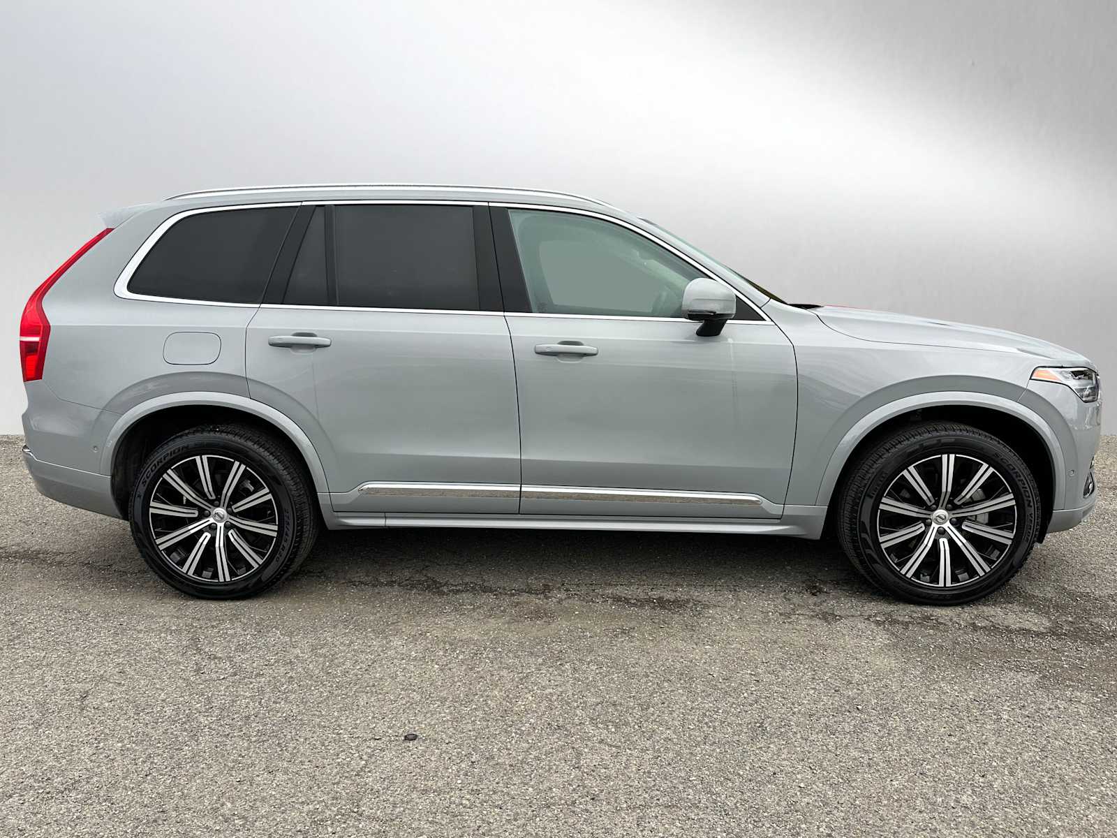 2025 Volvo XC90 Plus photo 2
