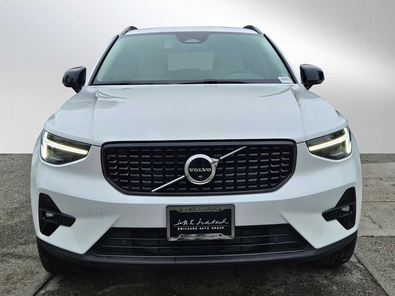 2025 Volvo XC40 Plus photo 2