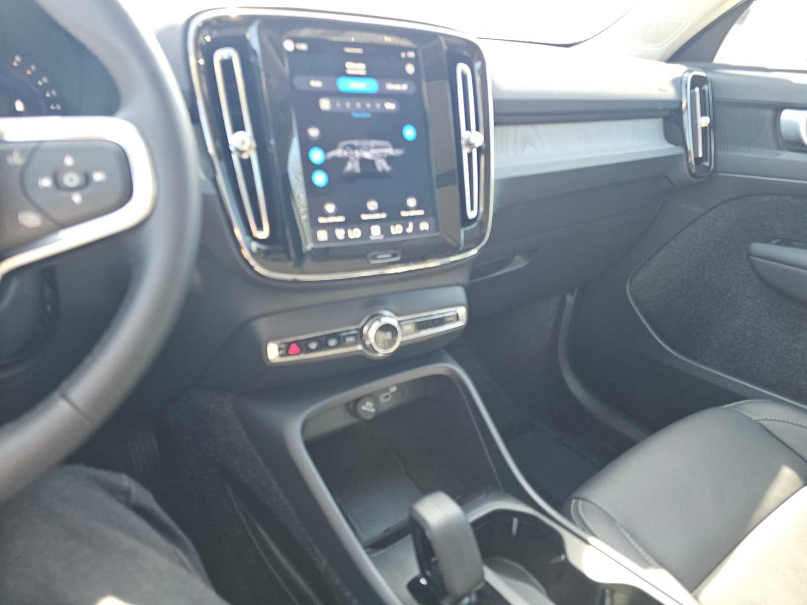 2025 Volvo XC40 Core - Photo 29