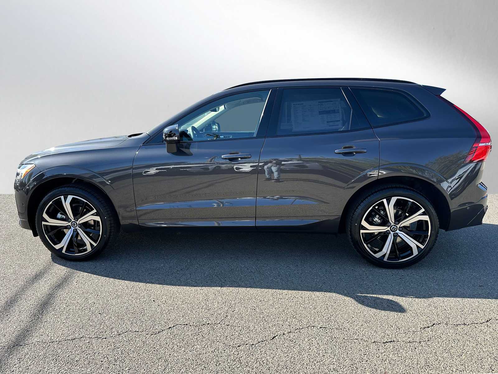 2025 Volvo XC60 B5 photo 2