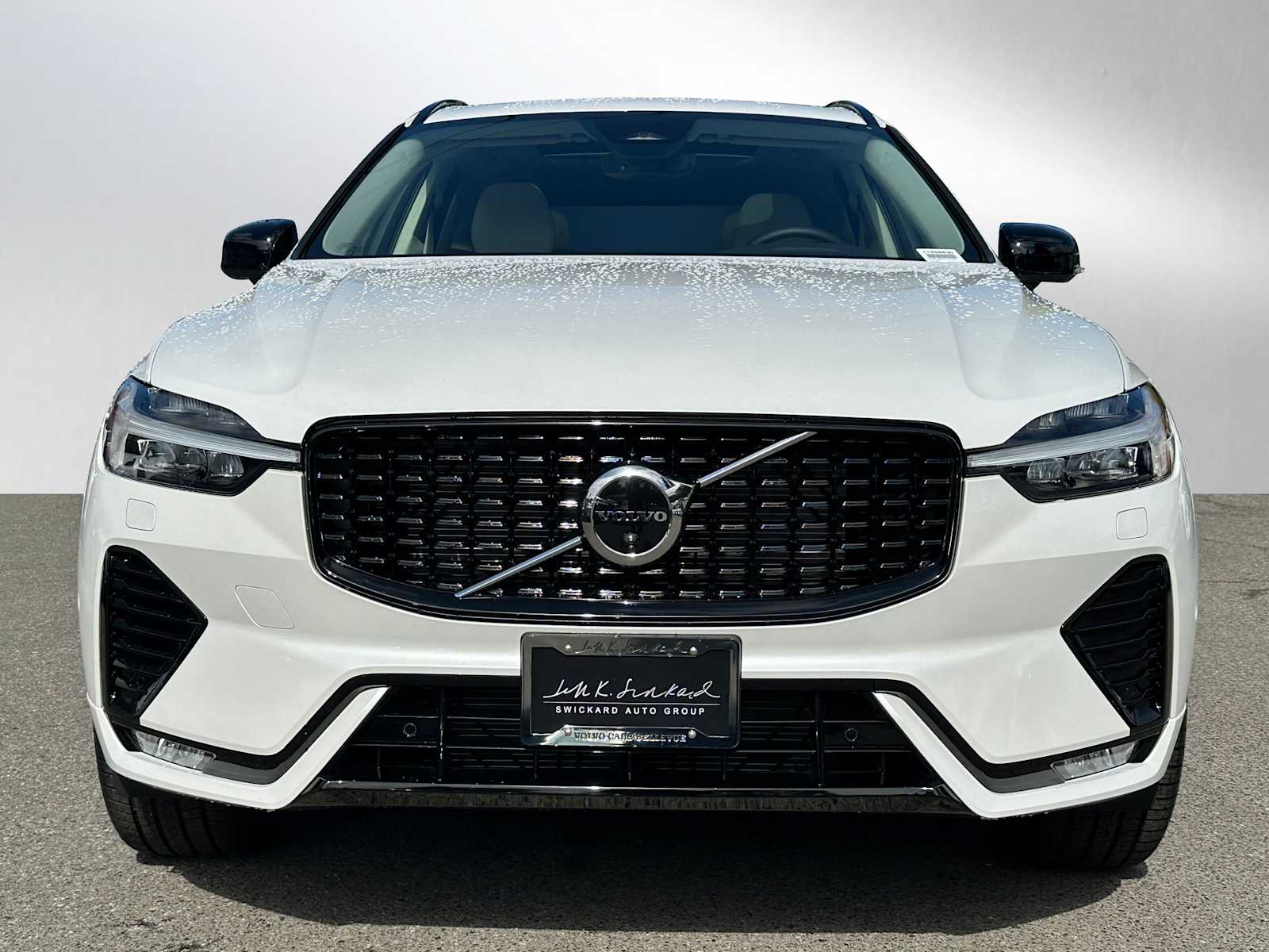 2025 Volvo XC60 B5 photo 2