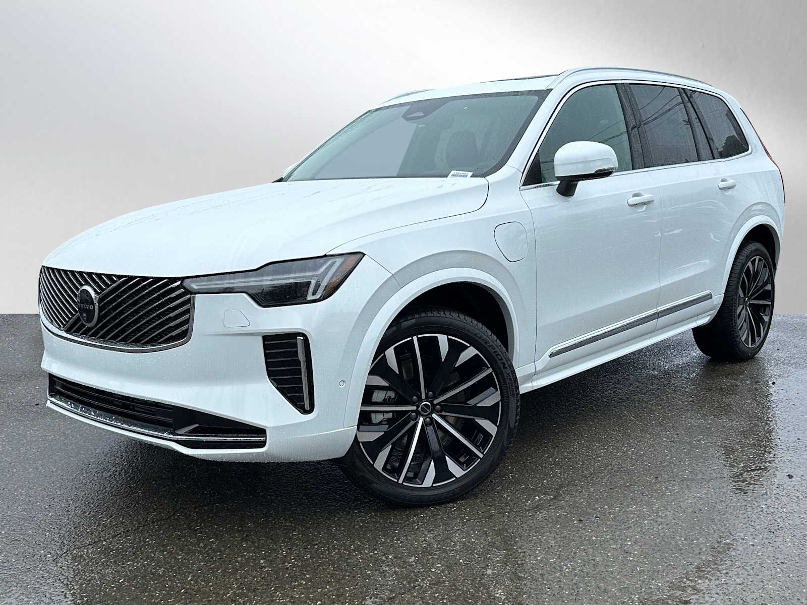 2025 Volvo XC90 T8 Plus photo 3