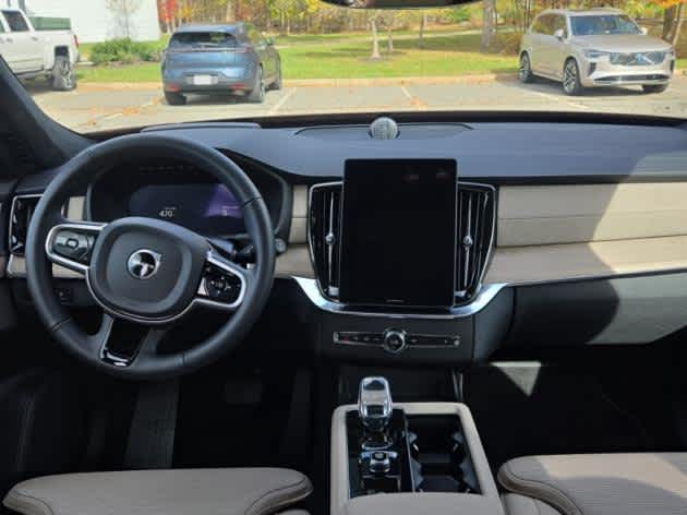 2025 Volvo XC90 T8 photo 3