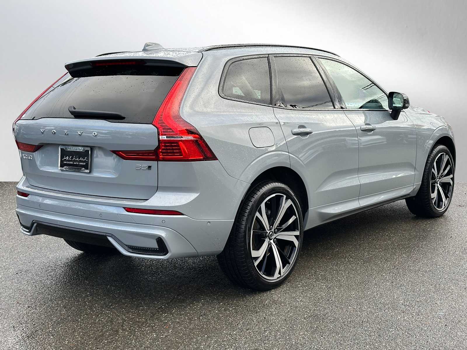 2025 Volvo XC60 B5 photo 3