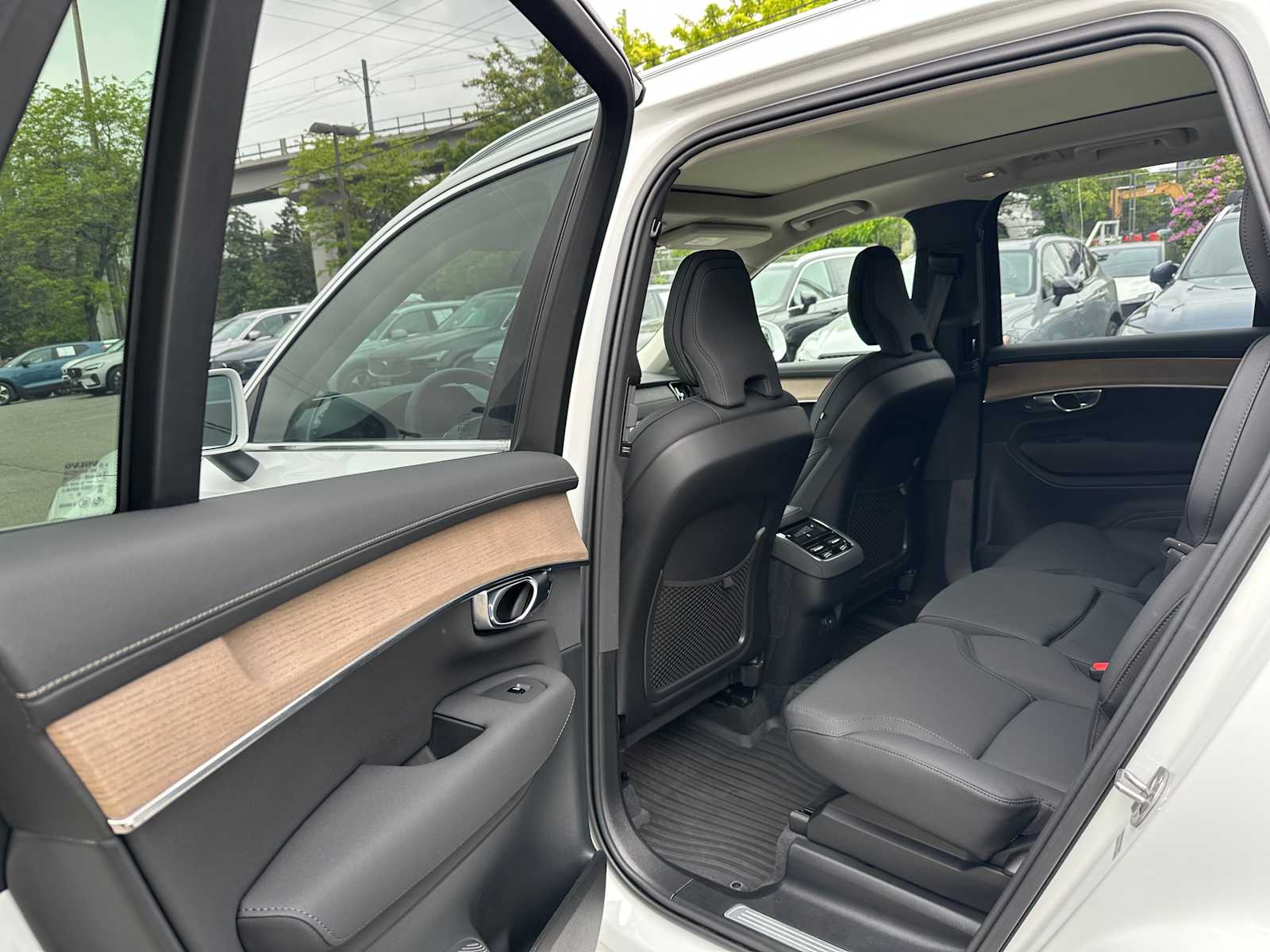 2025 Volvo XC90 Plus - Photo 16