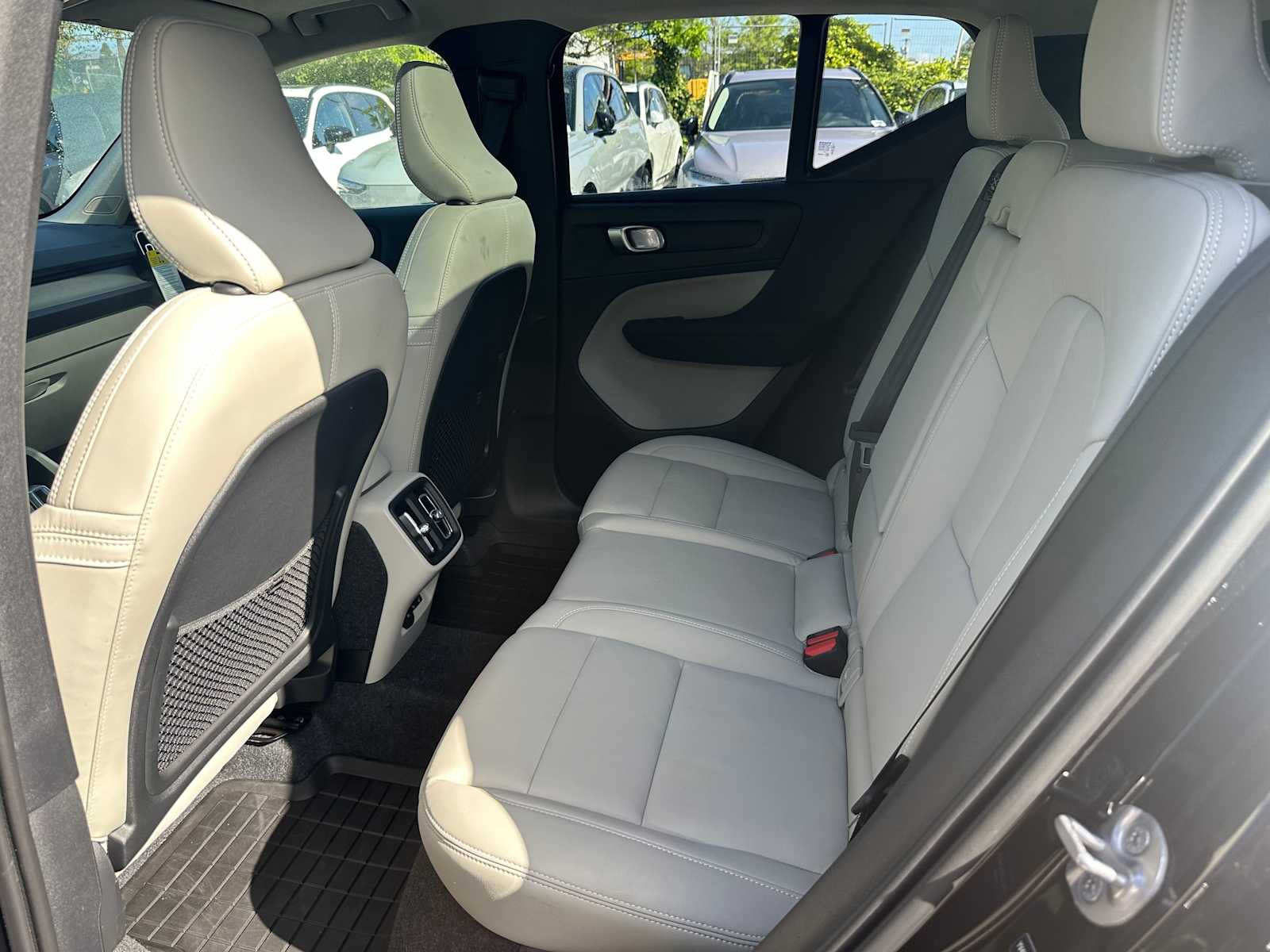 2025 Volvo XC40 Plus - Photo 15