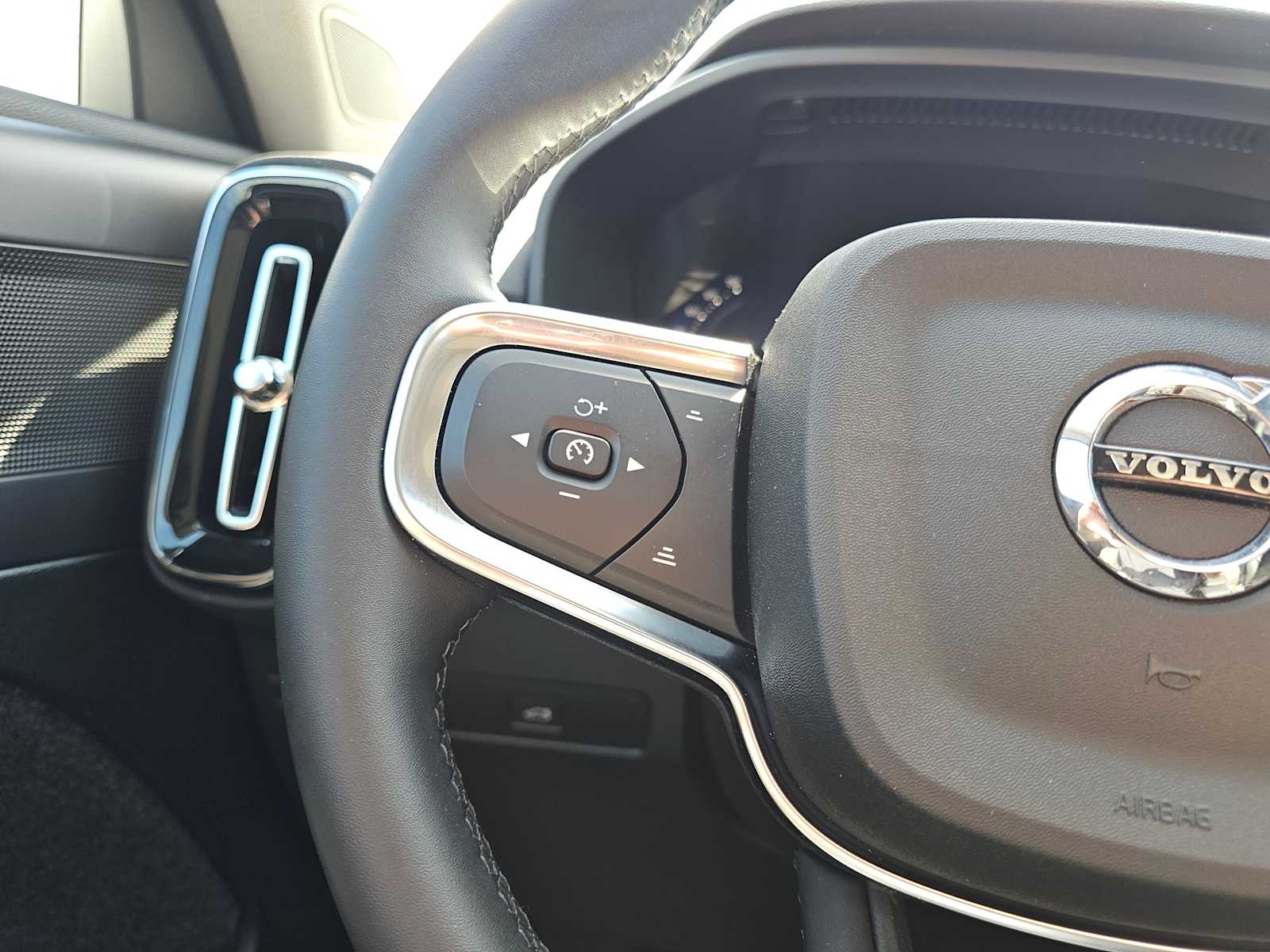 2025 Volvo XC40 Core - Photo 32