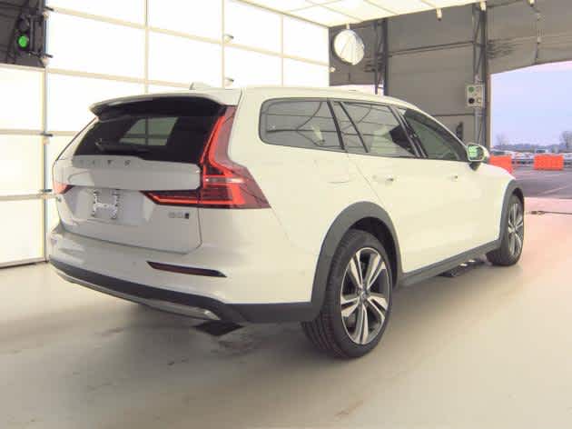 2025 Volvo V60 Cross Country B5 Plus photo 4