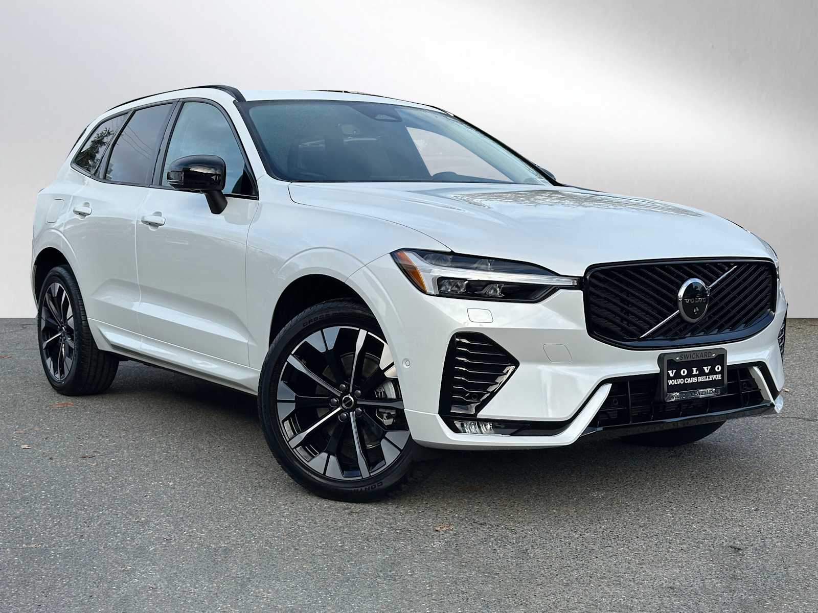 2026 Volvo XC60 Plus's photo