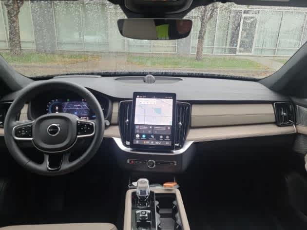2025 Volvo XC90 T8 photo 3