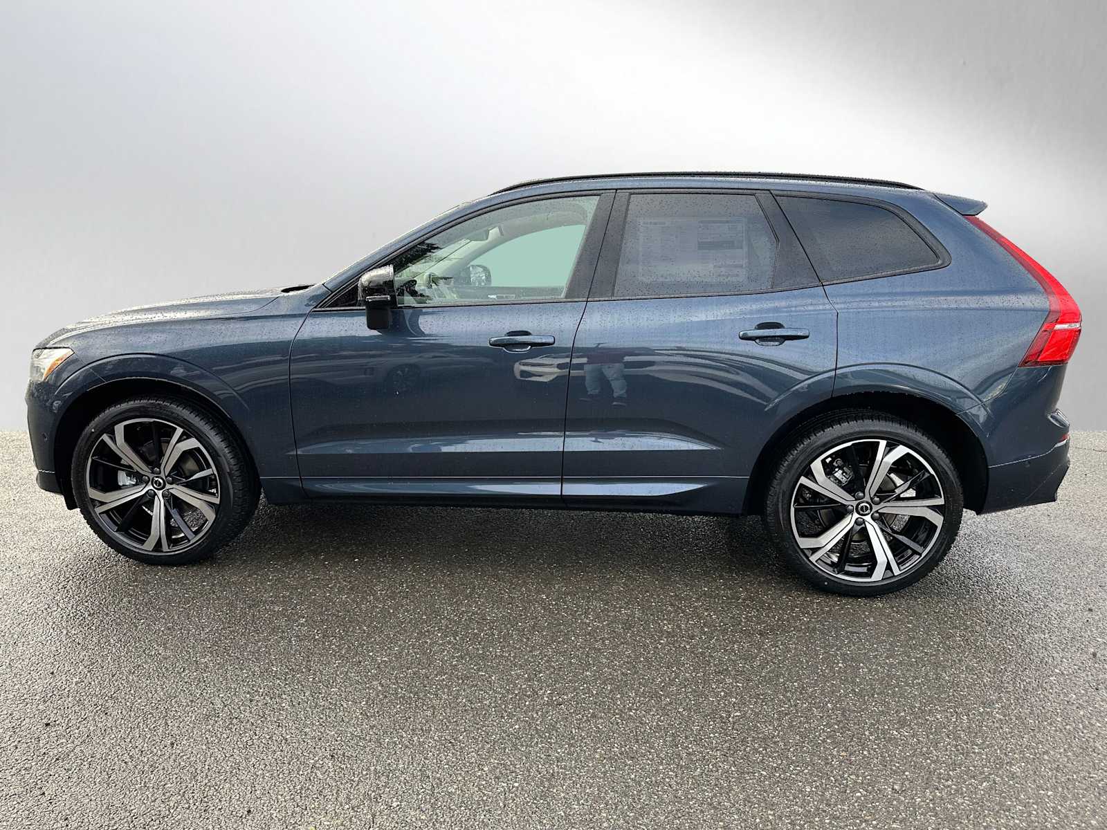 2025 Volvo XC60 B5 photo 2