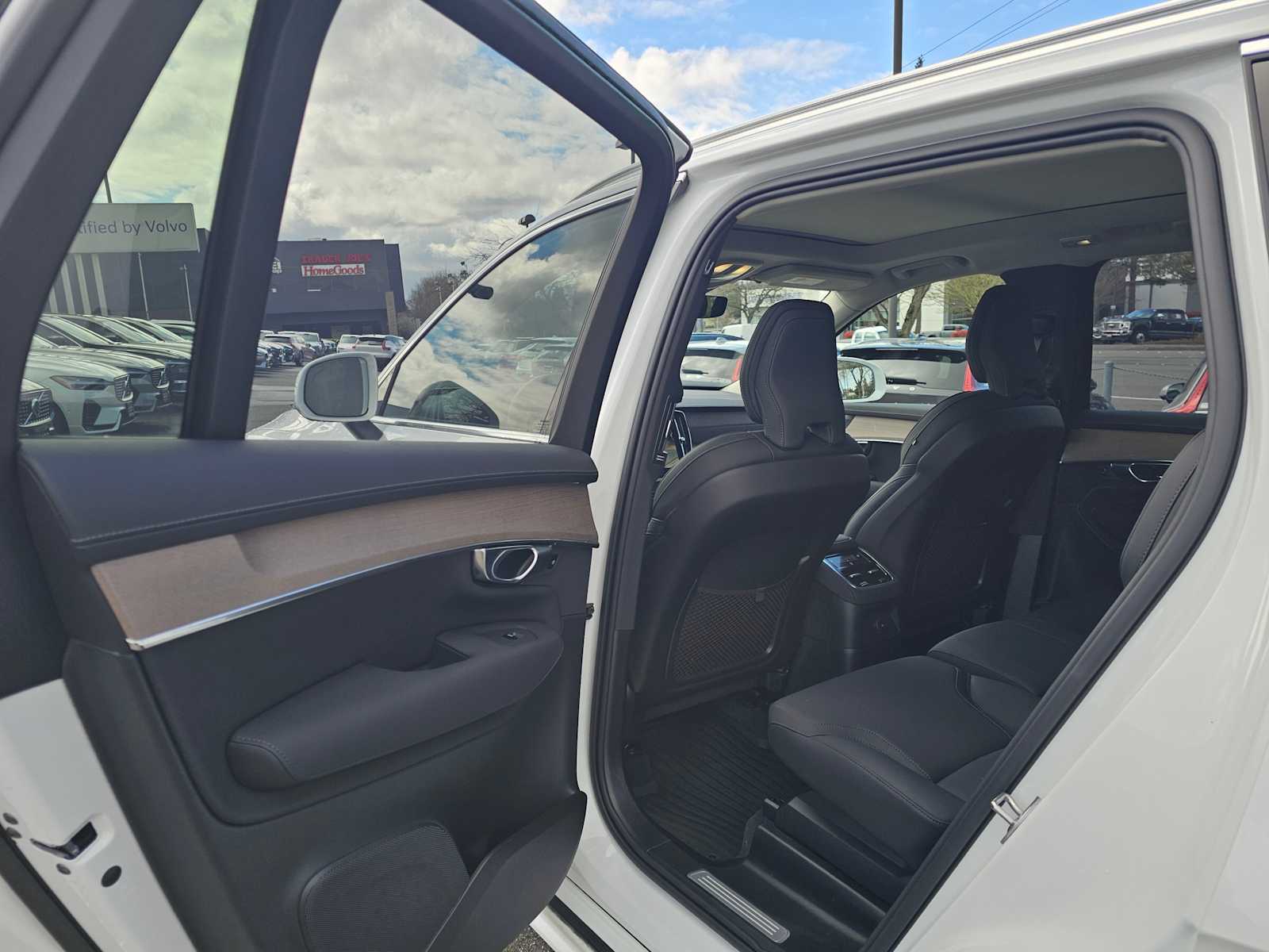 2025 Volvo XC90 Plus - Photo 16