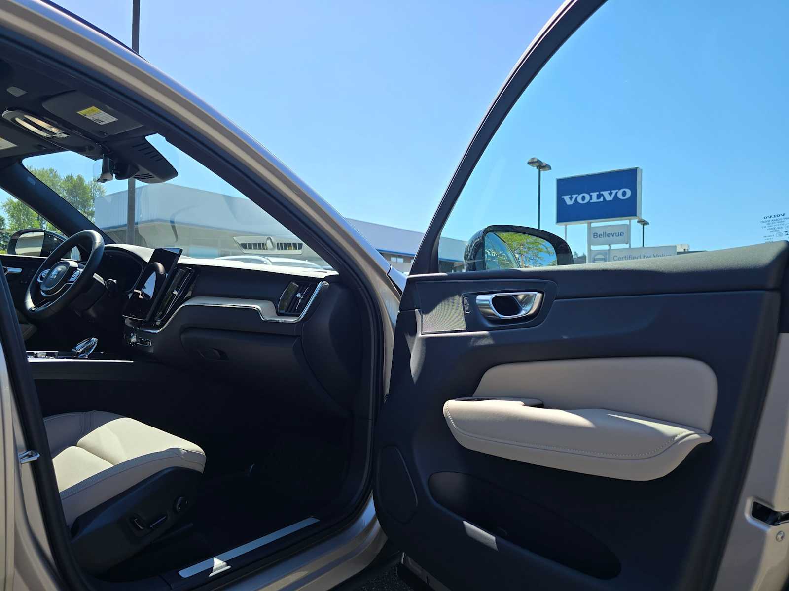 2026 Volvo XC60 Plus - Photo 11