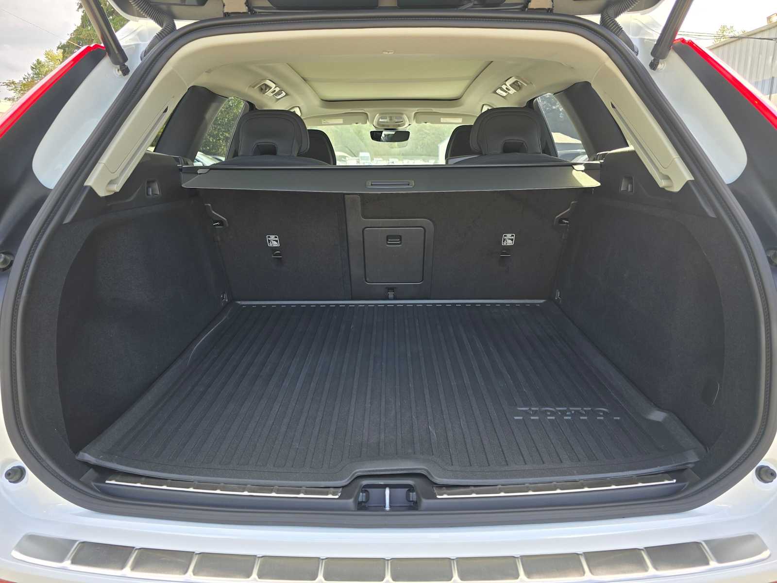 2026 Volvo XC60 Plus - Photo 14