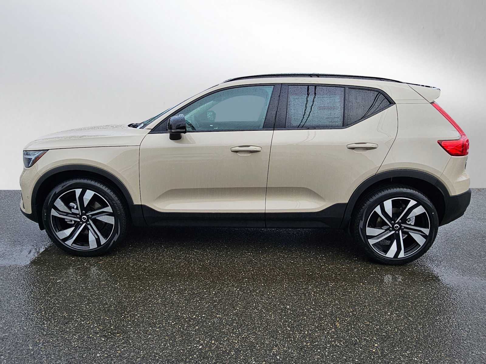 2025 Volvo XC40 photo 4