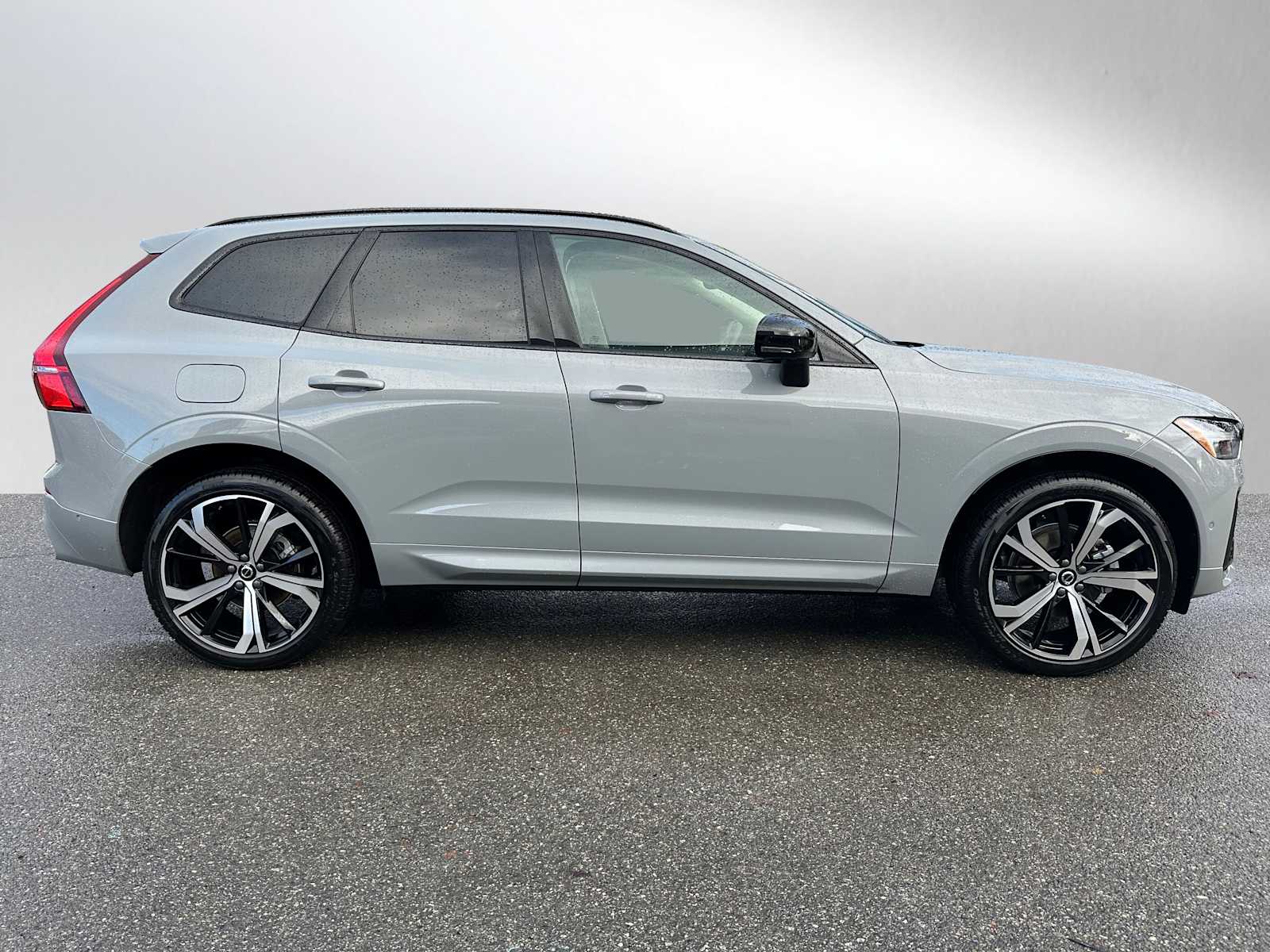 2025 Volvo XC60 B5 photo 2