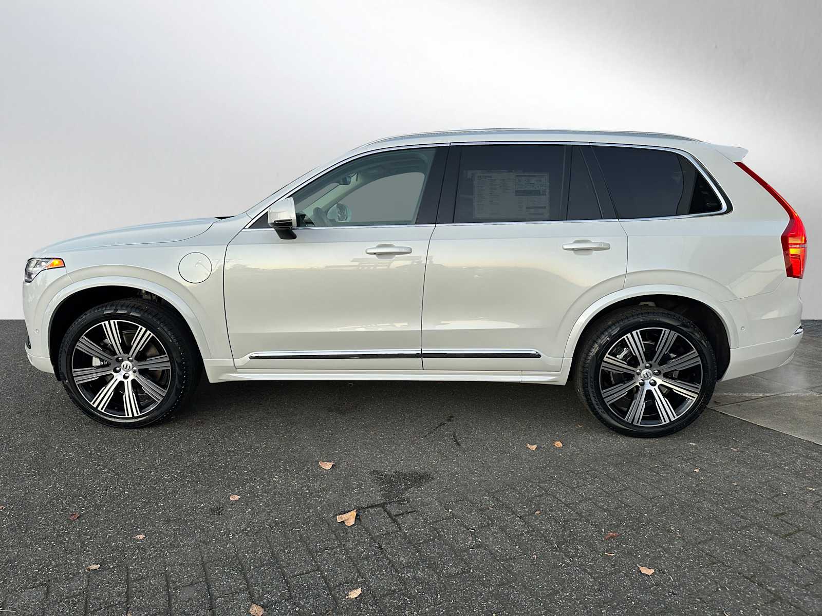2025 Volvo XC90 T8 Plus photo 2