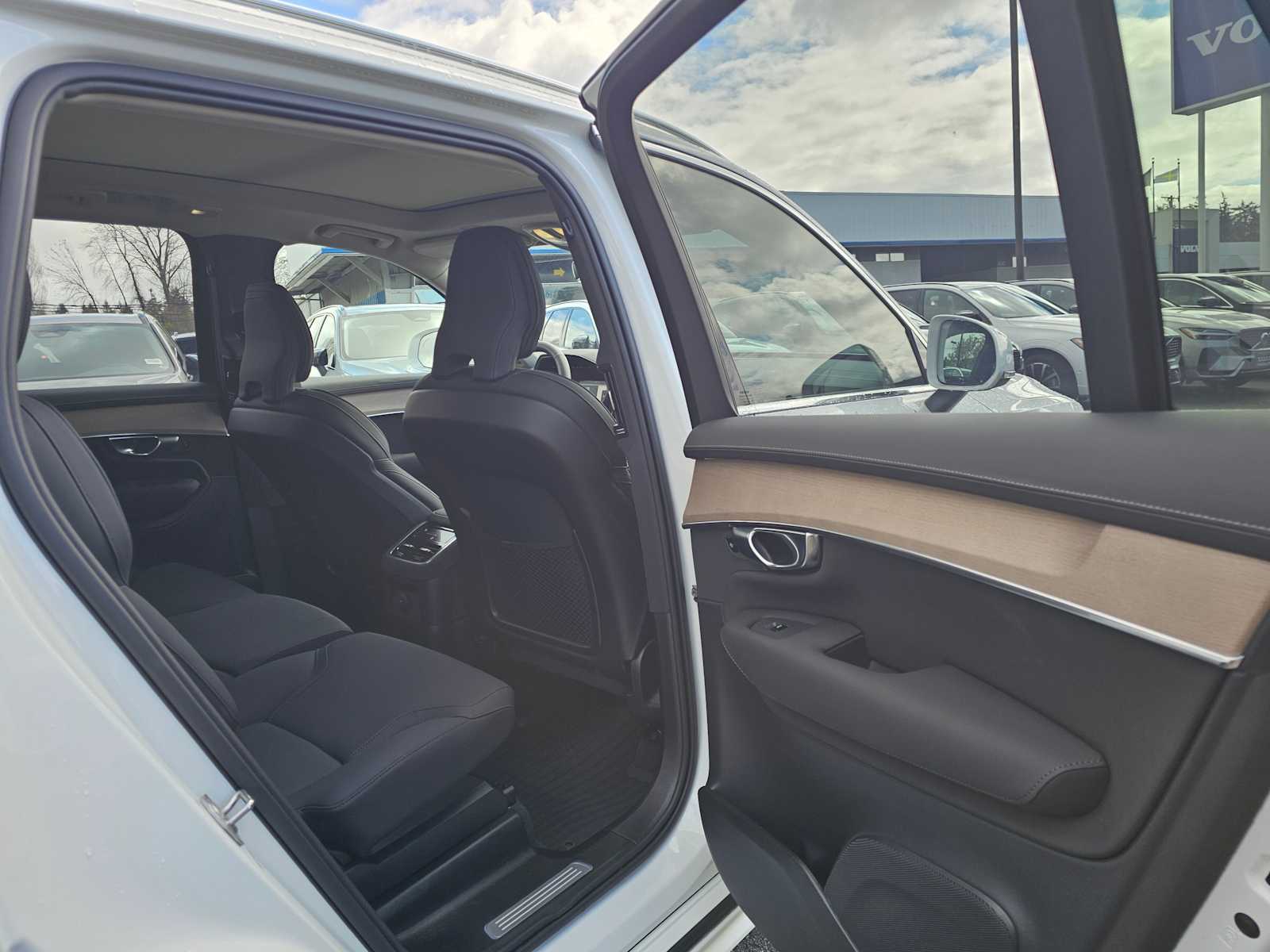2025 Volvo XC90 Plus - Photo 12
