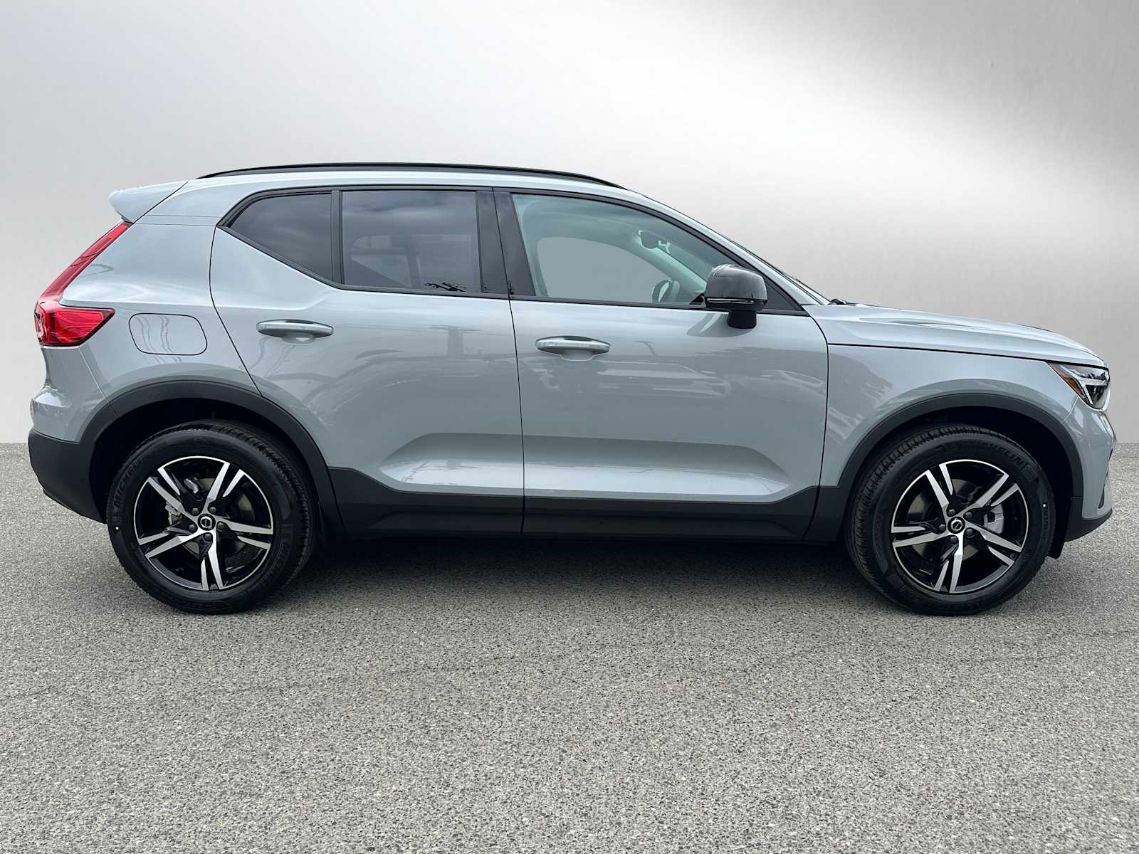 2026 Volvo XC40 Core photo 2