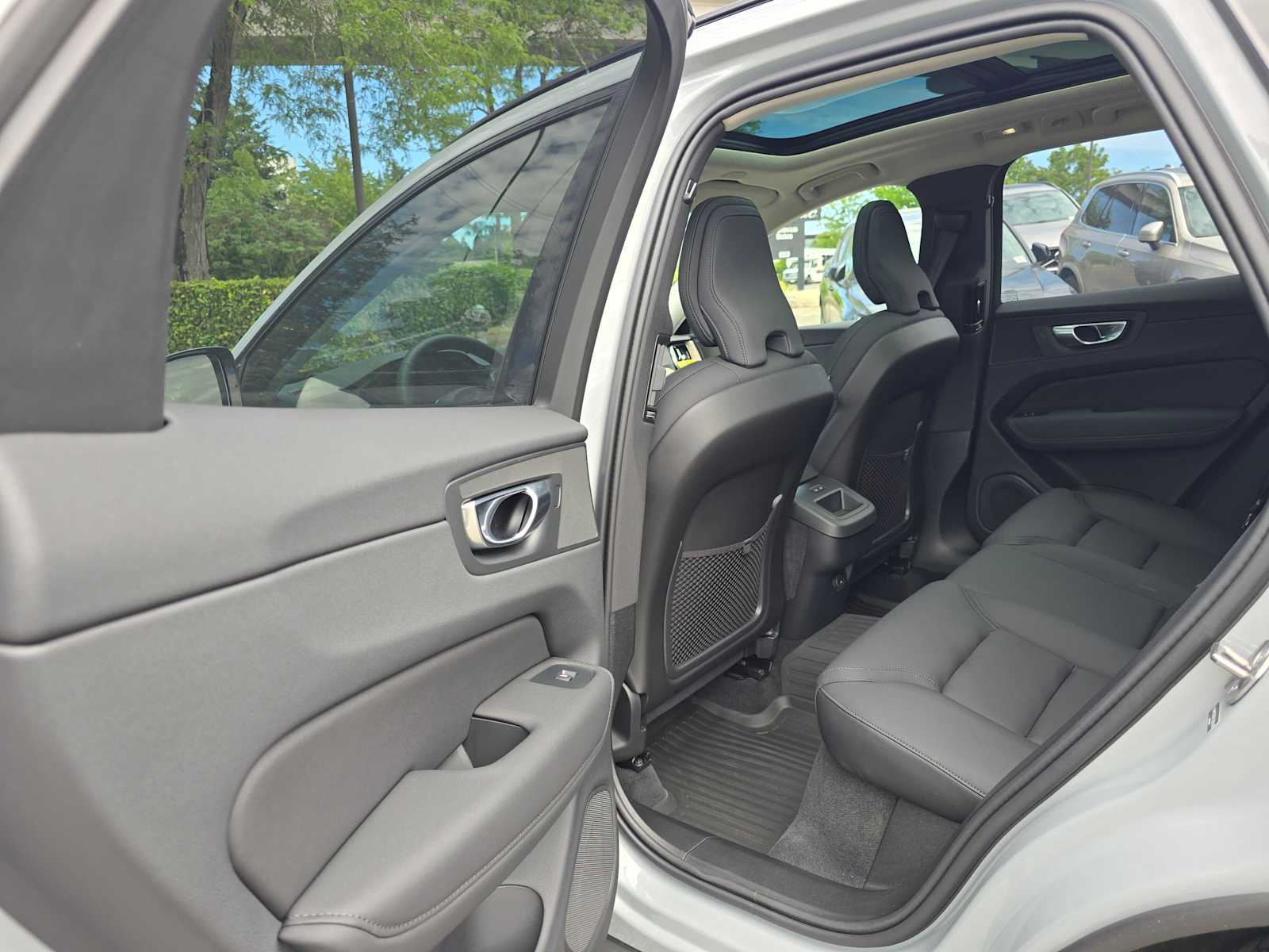 2026 Volvo XC60 Plus - Photo 16