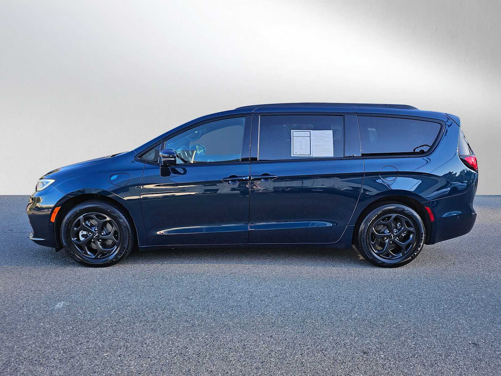 Used 2022 Chrysler Pacifica Hybrid Limited with VIN 2C4RC1S78NR215962 for sale in Bellevue, WA