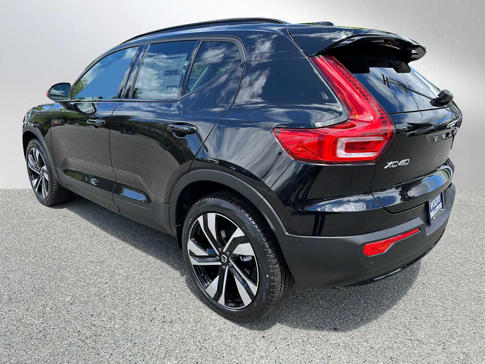 2024 Volvo XC40 Plus photo 3