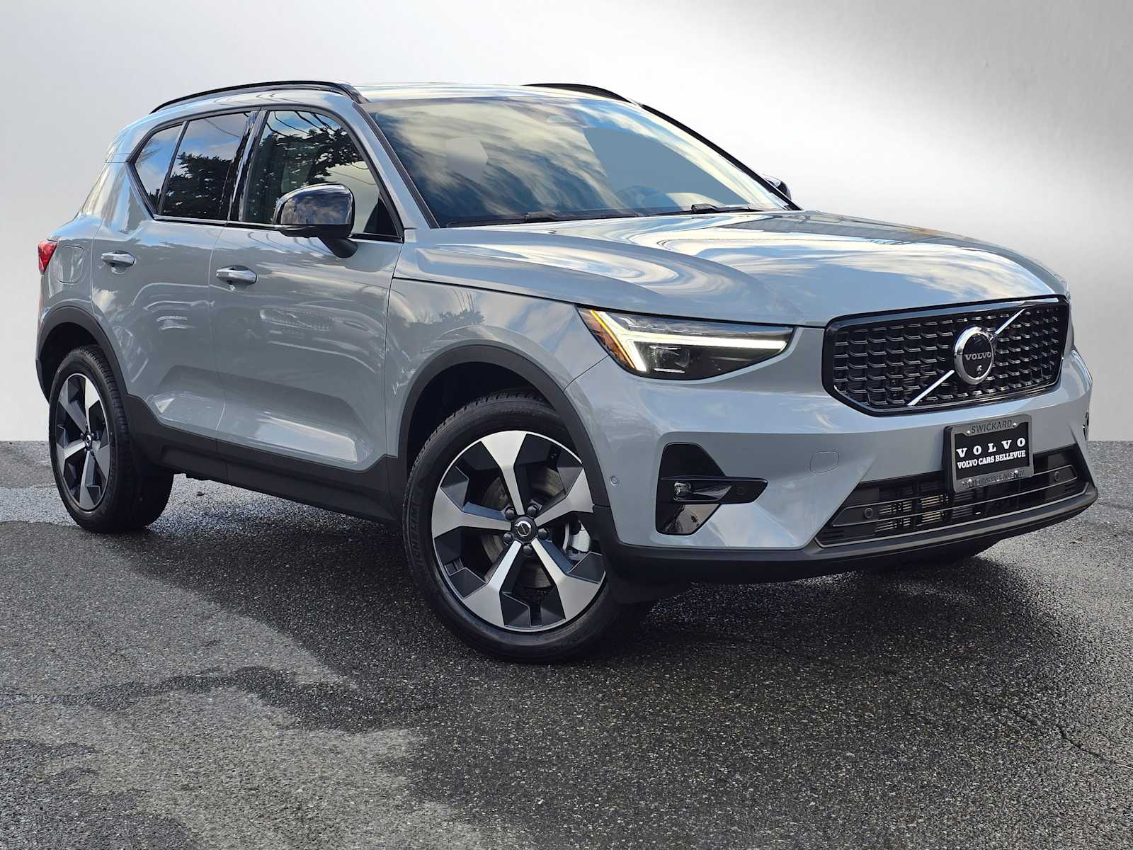 2026 Volvo XC40 B5 Plus Dark AWD's photo