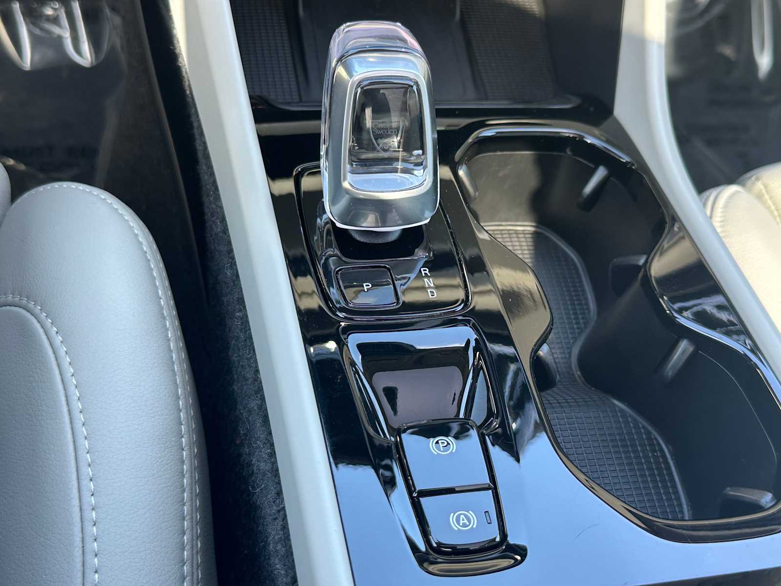 2025 Volvo XC40 Plus - Photo 30